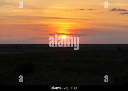 Ein wunderschöner Sonnenuntergang über dem Liuwa Plain National Park, Sambia Stockfoto