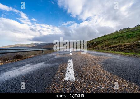 Bergstraße, die hoch in den Bergen auf den Gipfeln von Somosierra, Madrid verläuft. Stockfoto