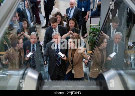 Washington, Vereinigte Staaten. November 2024. Senatorin Lindsey Graham (Republikanerin von South Carolina) spricht am Donnerstag, den 14. November 2024, im Senat Subway im US Capitol in Washington, DC, zu Pressen. Quelle: Annabelle Gordon/CNP/dpa/Alamy Live News Stockfoto