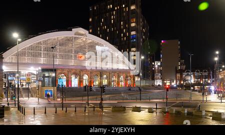 Lime Street Station und The Crown Hotel (auf der rechten Seite), Liverpool. Bild im Januar 2024. Stockfoto