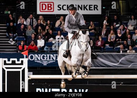 3. Platz für Alexander Schill auf exklusive BW-Bank Hallenchampionat Nat. Springpruefung Kl. S mit Stechen Finalpruefung GER, Stuttgart German Masters 2024, 38. internationales Reitturnier, 14.11.2024 Foto: Eibner-Pressefoto/Roger Buerke Stockfoto