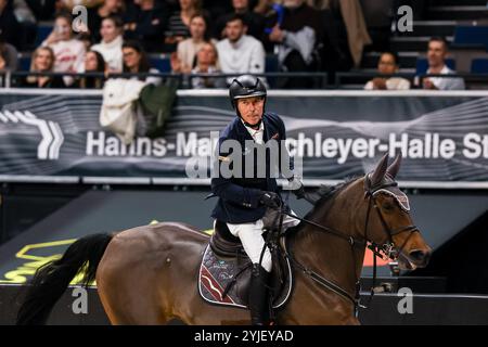 Sieger Hans Dieter Dreher auf ForPleasure du Moulin BW-Bank Hallenchampionat Nat. Springpruefung Kl. S mit Stechen Finalpruefung GER, Stuttgart German Masters 2024, 38. internationales Reitturnier, 14.11.2024 Foto: Eibner-Pressefoto/Roger Buerke Stockfoto