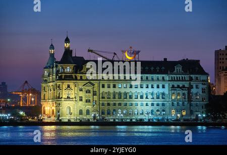 Ein Blick in die Abenddämmerung über das Wasser des Haydarpasa Bahnhofs in Istanbul, Turkiye. Stockfoto