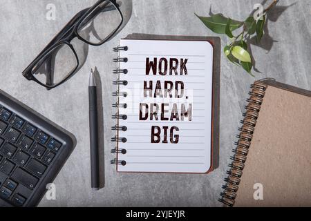 Arbeiten wir zusammen. Text auf einer Notizbuchaufnahme. Tischrechner Stockfoto