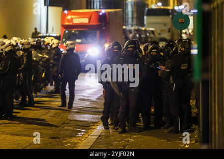 Paris, Frankreich. November 2024. Fußball: Nationenliga A, Frankreich - Israel, Gruppenphase, Gruppe 2, Spieltag 5, Stade de France: französische Polizeibeamte sperren eine Straße in der Nähe des Stadions ab. Quelle: Christoph Reichwein/dpa/Alamy Live News Stockfoto