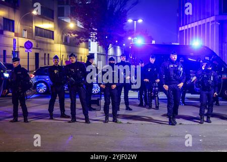 Paris, Frankreich. November 2024. Fußball: Nationenliga A, Frankreich - Israel, Gruppenphase, Gruppe 2, Spieltag 5, Stade de France: französische Polizeibeamte sperren eine Straße in der Nähe des Stadions ab. Quelle: Christoph Reichwein/dpa/Alamy Live News Stockfoto