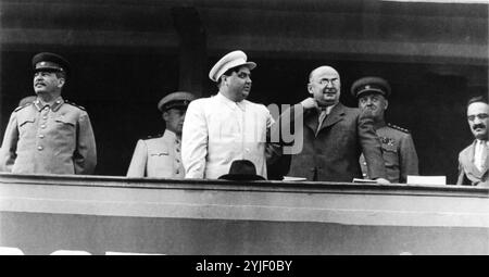 Joseph Stalin, Lavrentiy Berija, Georgy und Malenkov Anastas Mikojan an den Ständen von Dynamo Stadion. Museum: © Mit freundlicher Genehmigung von Dmitri Baltermants. Copyright: Dieses Kunstwerk ist nicht in der Public Domain. Es liegt in Ihrer Verantwortung, alle nötigen Dritten Berechtigungen aus der Copyright-Handler in Ihrem Land vor der Veröffentlichung zu erhalten. Stockfoto