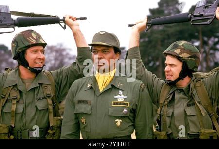 SPIONE WIE US 1985 Warner Bros. Film mit From Left: Chevy Chase als Ernest Fitz-Hume, Bernie Casey als Colonel Rhombus und Dan Aykroyd als Austin Millbarge Stockfoto