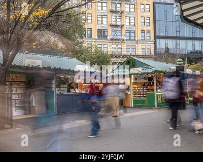 New York, New York, USA. November 2024. Der älteste Weihnachtsmarkt von New York City, der Union Square Holiday Market, wurde heute eröffnet und lädt Käufer ein, eine Auswahl an festlichen Weihnachtsgeschenken zu stöbern, von handgefertigtem Schmuck und einzigartigem Kunsthandwerk bis hin zu fesselnden Fotos. Besucher können auch eine Vielzahl köstlicher saisonaler Leckereien genießen. (Kreditbild: © Carlos Chiossone/ZUMA Press Wire) NUR REDAKTIONELLE VERWENDUNG! Nicht für kommerzielle ZWECKE!/Alamy Live News Stockfoto