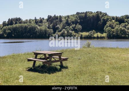 Landschaften rund um den Gour de Tazenat, einen vulkanischen See in der Auvergne, Frankreich. Stockfoto