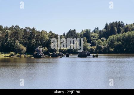 Landschaften rund um den Gour de Tazenat, einen vulkanischen See in der Auvergne, Frankreich. Stockfoto