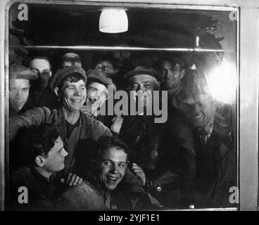 Metro Builders als erste Metropassagiere. Museum: Russisches Staatsfilm- und Fotoarchiv, Krasnogorsk. Autor: Iwan Michailowitsch Schagin. Copyright: Dieses Bildmaterial ist nicht gemeinfreie Inhalte. Es liegt in Ihrer Verantwortung, vor der Veröffentlichung alle erforderlichen Genehmigungen Dritter vom Urheberrechtler in Ihrem Land einzuholen. Stockfoto