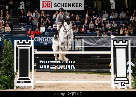 Stuttgart, Deutschland. November 2024. 3. Platz für Alexander Schill auf exklusive BW-Bank Hallenchampionat Nat. Springpruefung Kl. S mit Stechen Finalpruefung GER, Stuttgart German Masters 2024, 38. internationales Reitturnier, 14.11.2024 Foto: Eibner-Pressefoto/Roger Buerke Credit: dpa/Alamy Live News Stockfoto