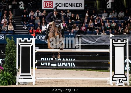 Stuttgart, Deutschland. November 2024. Platz Benjamin Wulschner auf Bayado BW-Bank Hallenchampionat Nat. Springpruefung Kl. S mit Stechen Finalpruefung GER, Stuttgart German Masters 2024, 38. internationales Reitturnier, 14.11.2024 Foto: Eibner-Pressefoto/Roger Buerke Credit: dpa/Alamy Live News Stockfoto