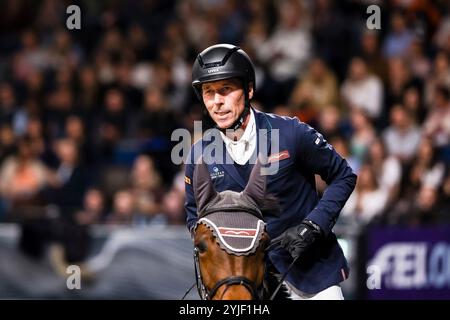 Stuttgart, Deutschland. November 2024. Sieger Hans Dieter Dreher auf ForPleasure du Moulin BW-Bank Hallenchampionat Nat. Springpruefung Kl. S mit Stechen Finalpruefung GER, Stuttgart German Masters 2024, 38. internationales Reitturnier, 14.11.2024 Foto: Eibner-Pressefoto/Roger Buerke Credit: dpa/Alamy Live News Stockfoto