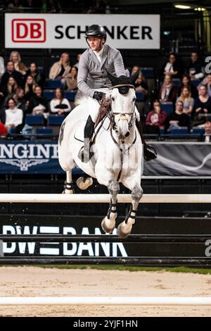 Stuttgart, Deutschland. November 2024. 3. Platz für Alexander Schill auf exklusive BW-Bank Hallenchampionat Nat. Springpruefung Kl. S mit Stechen Finalpruefung GER, Stuttgart German Masters 2024, 38. internationales Reitturnier, 14.11.2024 Foto: Eibner-Pressefoto/Roger Buerke Credit: dpa/Alamy Live News Stockfoto