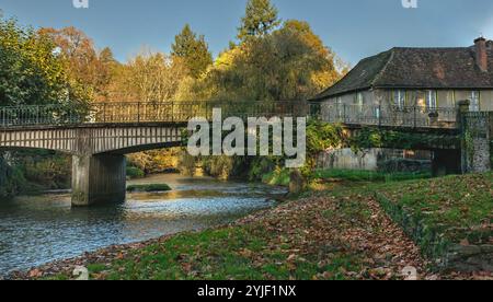 Uzerche, Coreze, Nouvelle-Aquataine, Frankreich - 8. November 2024 - Blick auf den Fluss und die Brücke, die ihn überquert Stockfoto