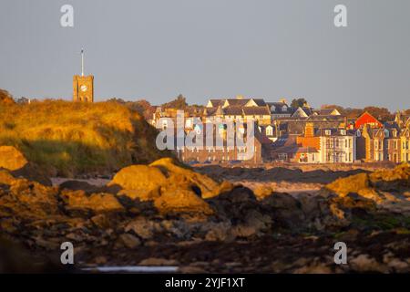 Sonnenlicht am frühen Morgen, das Küstenfelsen und Gebäude in North Berwick, East Lothian, Schottland, beleuchtet, Oktober 2024. Stockfoto