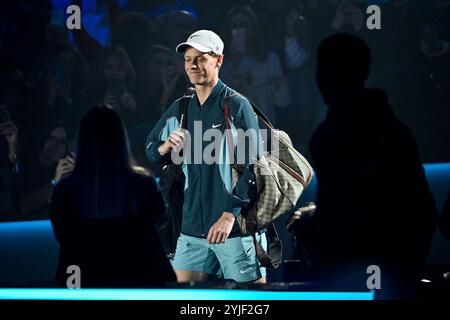 Turin, Italien - 14. November: Jannik Sinner of Italy im Kampf gegen Daniil Medwedev während des Nitto ATP Finals-Matches der Männer-Single am ersten Tag des Nitto ATP Finals in der Inalpi Arena in Turin, Italien. Quelle: Best Images/Alamy Live News Stockfoto