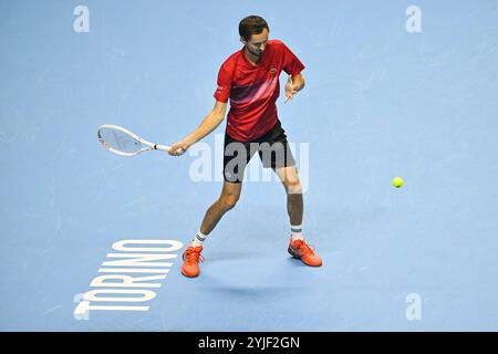 Turin, Italien - 14. November: Daniil Medwedev im Kampf gegen Jannik Sinner von Italien während des Nitto ATP Finalspiels der Männer Single am ersten Tag des Nitto ATP Finals in der Inalpi Arena in Turin, Italien. Quelle: Best Images/Alamy Live News Stockfoto