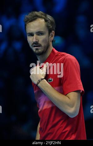 Turin, Italien - 14. November: Daniil Medwedev im Kampf gegen Jannik Sinner von Italien während des Nitto ATP Finalspiels der Männer Single am ersten Tag des Nitto ATP Finals in der Inalpi Arena in Turin, Italien. Quelle: Best Images/Alamy Live News Stockfoto