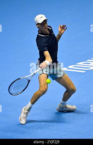 Turin, Italien - 14. November: Jannik Sinner of Italy im Kampf gegen Daniil Medwedev während des Nitto ATP Finals-Matches der Männer-Single am ersten Tag des Nitto ATP Finals in der Inalpi Arena in Turin, Italien. Quelle: Best Images/Alamy Live News Stockfoto