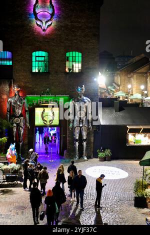 Der Stables Market at Night mit dem Eingang zu Cyberdog, einem Rave-Bekleidungsunternehmen, das seit den 1990er Jahren Tanzmode im Londoner Camden Market verkauft. Stockfoto