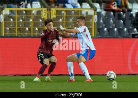 Maxim de Cuyper (Belgien) im Kampf gegen Alessandro Buongiorno (Italien) beim Fußball-Spiel der UEFA Nations Leage in Brussel (Belgien), 14. November 2024 Stockfoto