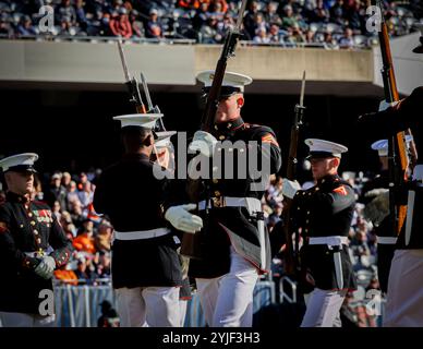 Marines mit dem U.S. Marine Corps Silent Drill Platoon führen ihre „Chaos“-Sequenz während einer Halbzeitshow beim Fußballspiel Chicago Bears vs. New England Patriots im Soldier Field in Chicago, Illinois, am 10. November 2024 aus. Im November ehrt die National Football League das Militär mit Salute to Service-Spielen, die der Silent Drill Platoon vor Zehntausenden Zuschauern bei den Chicago Bears gegen die New England Patriots ausgetragen hat. (Foto des U.S. Marine Corps von Lance CPL. Iyer P. Ramakrishna) Stockfoto