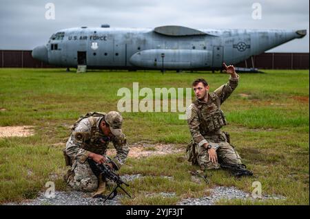 Jaizon Hemsley, Stabsleiter der US Air Force, links, 90th Ground Combat Training Squadron, und Senior Airman Thomas Maser, Mitglied des Fire Teams der 823rd Base Defense Squadron, absolvieren den Teil der Waffenmechanik des Rifleman’s Courses auf der Moody Air Force Base, Georgia, 6. September 2024. Der Bohrer forderte die Airmen dazu auf, ihre Taktiken im Umgang mit Waffen und in der Mechanik zu schärfen. (Foto der U.S. Air Force von Airman 1st Class Savannah Carpenter) Stockfoto