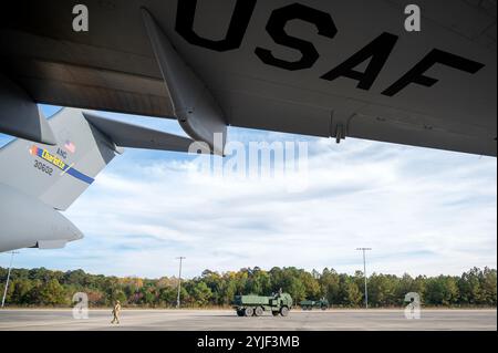 Ein M142 High Mobility Artillery Rocket System (HIMARS), nachdem es von einem C-17 Globemaster III während einer Combat Readiness Inspection (CRI) auf dem Pope Army Airfield in Fort Liberty, N.C., am 3. November 2024 abgeladen wurde. Das CRI testet die Fähigkeiten und Fähigkeiten von NCANG-Mitgliedern während eines groß angelegten Kampfoperationsszenarios mit Schwerpunkt auf Kommunikation in einem umstrittenen Umfeld, Treibstoffhaltung in Einsatzgebieten und medizinische logistische Unterstützung. (Foto der U.S. Air National Guard von Staff Sgt. Reanna (Foto der U.S. Air National Guard von Staff Sgt. Reanna Hartgrove) Stockfoto