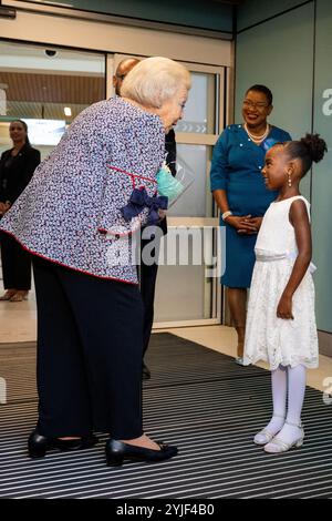 Philipsburg, Niederlande, 2024-11-14 16:19:29 SINT MAARTEN, 14-11-2024, Prinzessin Juliana Flughafen Prinzessin Beatrix besucht Sint Maarten und Saba. Der Besuch konzentriert sich auf die Arbeit der niederländischen Karibischen Naturallianz (DCNA) und soziale Initiativen auf den Inseln. FOTO: NLBeeldIn dem Foto: Wiedereröffnung des Flughafengebäudes von Princess Juliana International Airport Credit: NL Beeld / Patrick van EMST/Alamy Live News Stockfoto