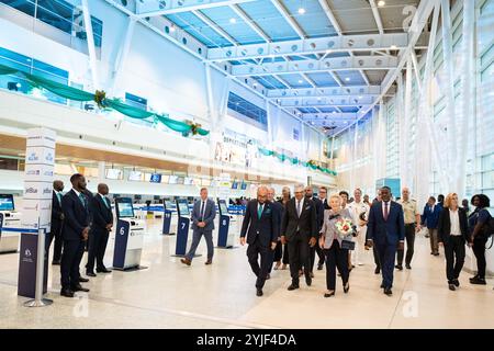 Philipsburg, Niederlande, 2024 14-11-14 16:20:40 SINT MAARTEN, 14-11-2024, Prinzessin Juliana Flughafen Prinzessin Beatrix besucht Sint Maarten und Saba. Der Besuch konzentriert sich auf die Arbeit der niederländischen Karibischen Naturallianz (DCNA) und soziale Initiativen auf den Inseln. FOTO: NLBeeldIn dem Foto: Wiedereröffnung des Flughafengebäudes von Princess Juliana International Airport Credit: NL Beeld / Patrick van EMST/Alamy Live News Stockfoto