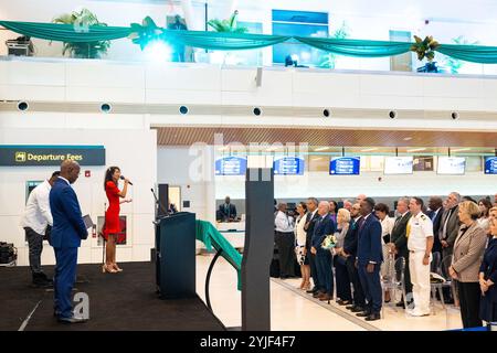 Philipsburg, Niederlande, 2024-11-14 16:25:05 SINT MAARTEN, 14-11-2024, Prinzessin Juliana Flughafen Prinzessin Beatrix besucht Sint Maarten und Saba. Der Besuch konzentriert sich auf die Arbeit der niederländischen Karibischen Naturallianz (DCNA) und soziale Initiativen auf den Inseln. FOTO: NLBeeldIn dem Foto: Wiedereröffnung des Flughafengebäudes von Princess Juliana International Airport Credit: NL Beeld / Patrick van EMST/Alamy Live News Stockfoto