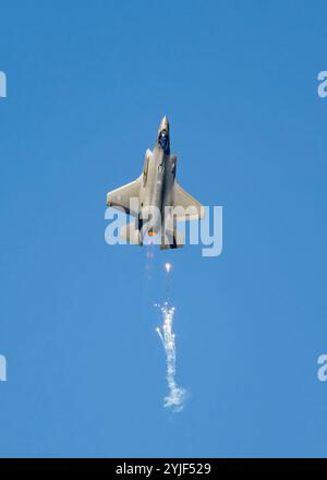 F-34 der israelischen Luftwaffe klettert vertikal mit Flares Stockfoto
