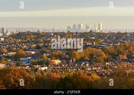 Blick auf London vom Alexandra Palace, Nord-London, Großbritannien, mit herbstlichen Farben, Blick auf Canary Wharf Stockfoto