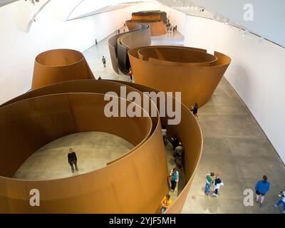 The Matter of Time von Richard Serra, 1994–2005, Skulptur (Patinable Steel). Museum: MUS. Stockfoto