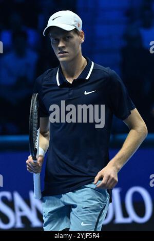 Turin, Italien. November 2024. Jannik Sinner (ITA) im Kampf gegen Daniil Medwedev (RUS) während des fünften Tages des Nitto ATP Finals 2024 in der Inalpi Arena am 14. November 2024 in Turin, Italien./Alamy Live News. Quelle: Unabhängige Fotoagentur/Alamy Live News Stockfoto