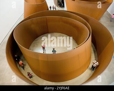 The Matter of Time von Richard Serra, 1994–2005, Skulptur (Patinable Steel). Museum: MUS. Stockfoto