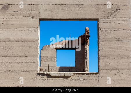 Symmetrischer Blick auf die Architektur des Wandfensters, alte Bankfassade abgerissene Ruine, Gold Rush Relic, historische Rhyolite Mining Geisterstadt Nevada USA Stockfoto