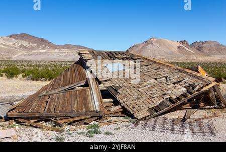 Abgerissene Ruinen Alte Holzhütte, Historische Wildwest Bergbau Rhyolite Geisterstadt. Malerische Wüstenlandschaft Death Valley National Park, Kalifornien USA Stockfoto