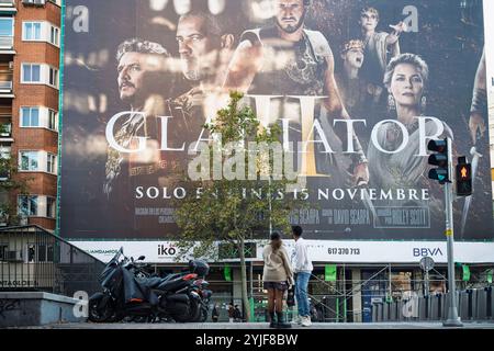 Madrid, Spanien. November 2024. Eine große Werbetafel zur Werbung für den Film Gladiator II (Gladiator 2), produziert von Red Wagon Entertainment, vertrieben von Paramount Pictures und Regie von Ridley Scott, ist in Spanien zu sehen. (Foto: Xavi Lopez/SOPA Images/SIPA USA) Credit: SIPA USA/Alamy Live News Stockfoto