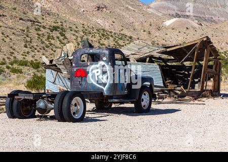 Graffiti bemalt Wracked Old Rusty Vintage Pickup Truck Classic View, Death Valley Desert, Rhyolite Gold Mining Ghost Town Open Air Museum, Nevada USA Stockfoto