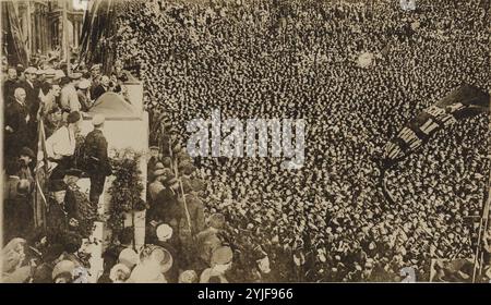 Wladimir Lenin bei der Eröffnungszeremonie des II. Weltkongresses der Komintern in Petrograd am 19. Juli 1920. Museum: Staatliche Eremitage, St. Petersburg. Autor: ANONYM. Copyright: Dieses Bildmaterial ist nicht gemeinfreie Inhalte. Es liegt in Ihrer Verantwortung, vor der Veröffentlichung alle erforderlichen Genehmigungen Dritter vom Urheberrechtler in Ihrem Land einzuholen. Stockfoto