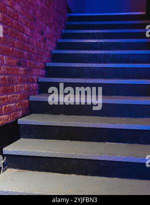 Wählen Sie Ihren Weg: Treppe im Nachtclub Stockfoto