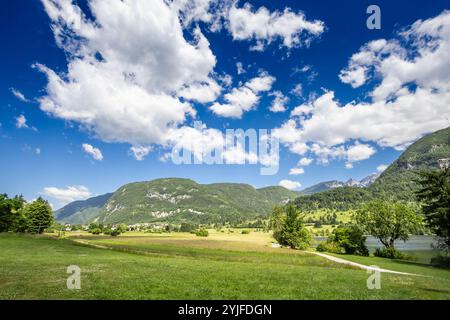 Bild des Strandes in stara Fuzina, am Wasser des Bohinj-Sees in Slowenien. Der Bohinj-See mit einer Fläche von 318 Hektar ist der größte permanente See Südafrikas Stockfoto