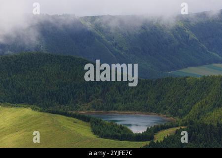 Blick auf die Landschaft auf den Santiago-See (Lagoa de Santiago). Insel Sao Miguel, Azoren, Portugal Stockfoto