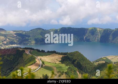 Panoramablick über den See von Sete Cidades (Lagoa das Sete Cidades). Insel Sao Miguel, Azoren, Portugal Stockfoto