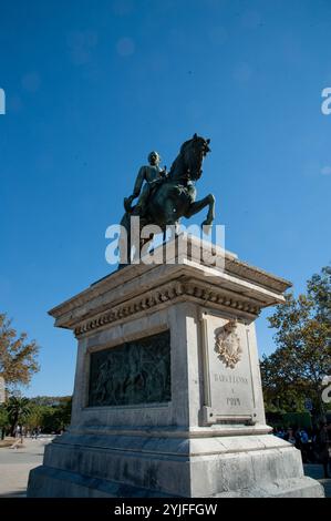 Josep Fontserè (Baumeister), Lluís Puiggener (Bildhauer der Originalskulptur); Frederic Marès (Bildhauer des Wiederaufbaus) / 'Denkmal des General Prim', 1948, Skulpturendenkmal (Bronze, Stein und weißer Marmor), 9 x 4,54 x 4,10 (insgesamt); 4 x 3,80 x 1,96 (Abbildung); 5 x 4,54 x 4,10 (Basis); 2,63 x 1,08 (Reliefs), Paque der Zitadelle, Barcelona, Katalonien, Spanien. AUTOR: LLUÍS PUIGGENER I FERNÁNDEZ. JOSÉ FONTSERIE Y MESTRE. FREDERIC MARES DEULOVOL. Stockfoto