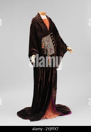 „Paris“. Kultur: Französisch. Designer: Paul Poiret (Französisch, Paris 1879-1944 Paris). Datum: 1919. Poiret gab einst schmutzig zu, dass er nicht nähen konnte und somit nicht in der Lage war, alle Aspekte seiner Kunst vollständig zu kontrollieren. Doch gerade diese fehlende Ausbildung in Schneiderei und Schneiderei ermöglichte dem Couturier den kühnen technischen Fortschritt. Der Mantel „Paris“ veranschaulicht Poirets Vorstellung von Kleid als dreidimensionale Form, die die Integrität des zweidimensionalen Stoffes bewahrt. Sie besteht aus einem 15 Fuß langen Seidensamt, der ohne Resortin in Form gebracht wurde Stockfoto